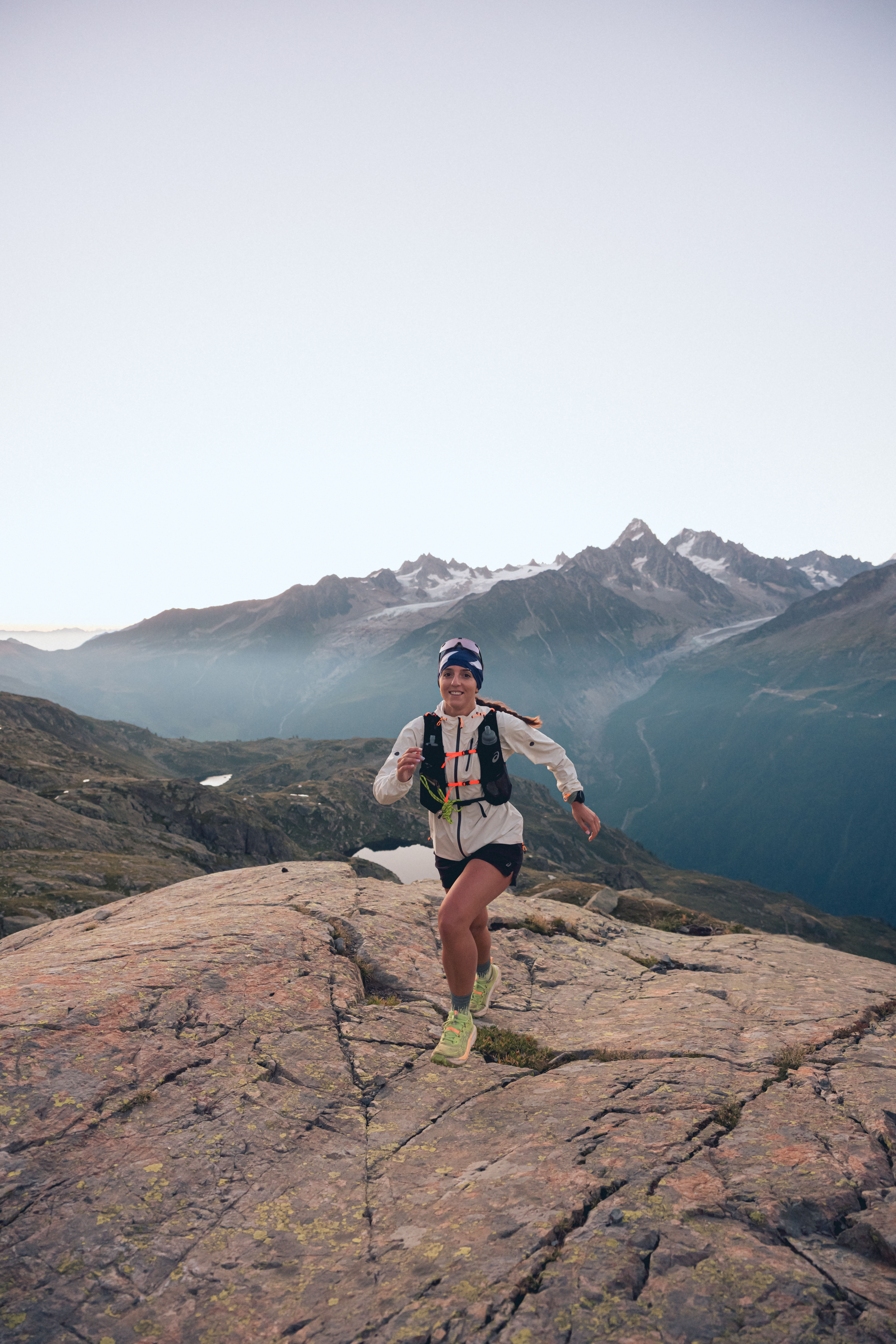 Beatrice Menin durante un trail a Chamonix, sotto il Monte Bianco